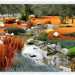 Ein idyllischer asia garten mit einem Bachlauf, orangefarbenem Gras, blauem und rotem Blütenschmuck sowie weißen Kugeln.
