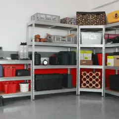 Coole Garagen Ideen: Werkzeug, Kisten, Reifen und mehr ordentlich verstaut in Metallregalen.